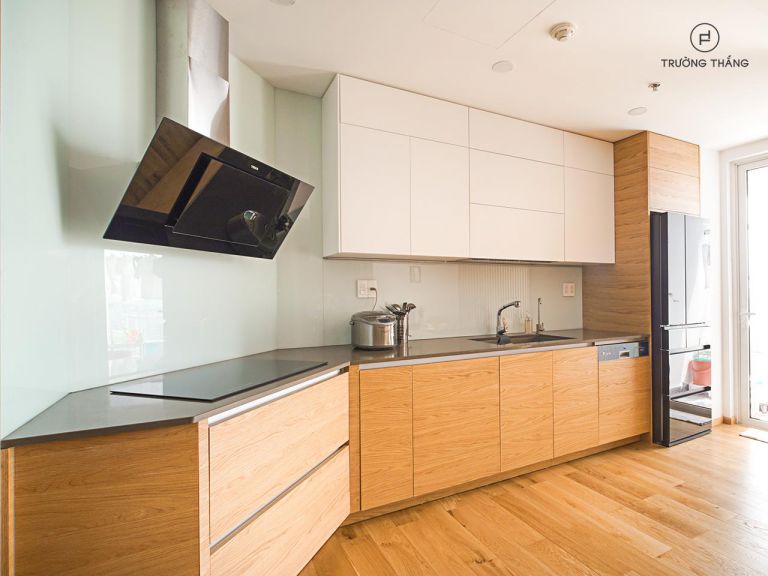多色天然木质厨柜，适用于许多不同的室内空间